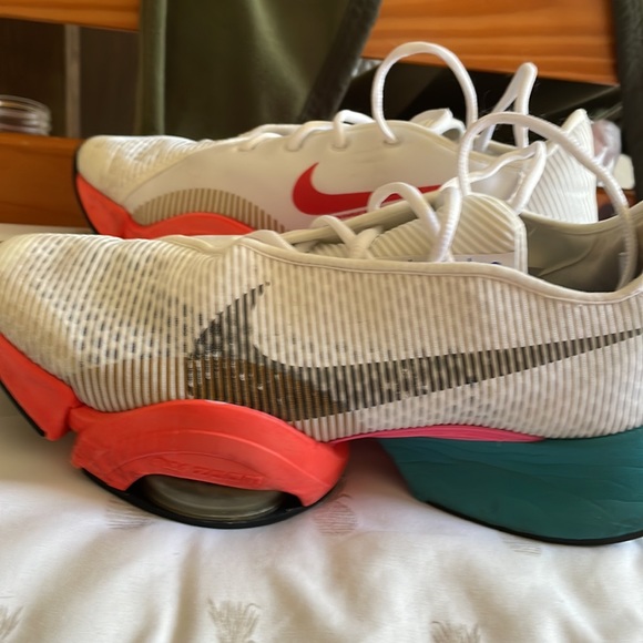 Nike athletic shoes - Picture 3 of 4